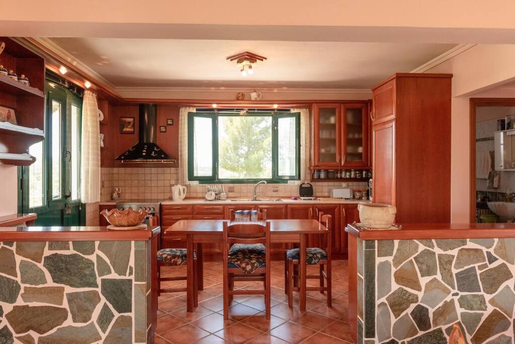 Pine Tree Family House Lefkímmi